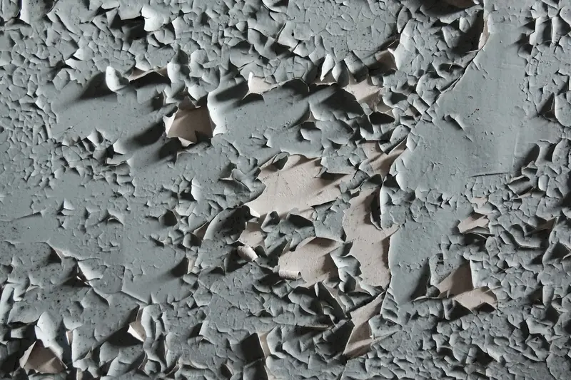 Peinture qui cloque et s'écaille sur un mur humide
