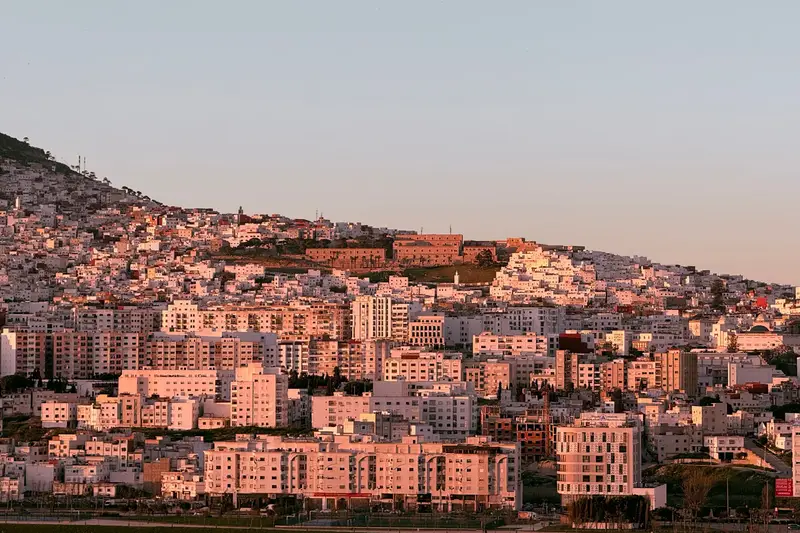 Quartier d'immeubles au coucher du soleil