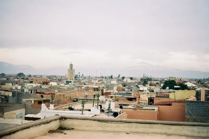 Toits-terrasses de la médina de Marrakech, minaret de la Koutoubia au loin