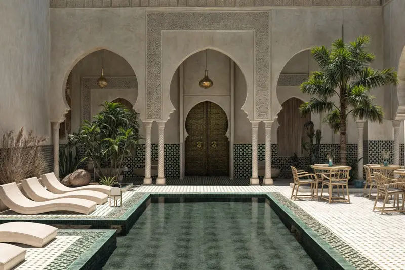 Patio d'hôtel à la marocaine avec bassin