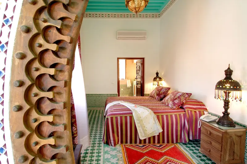 Chambre décorée à la marocaine dans une maison d'hôtes