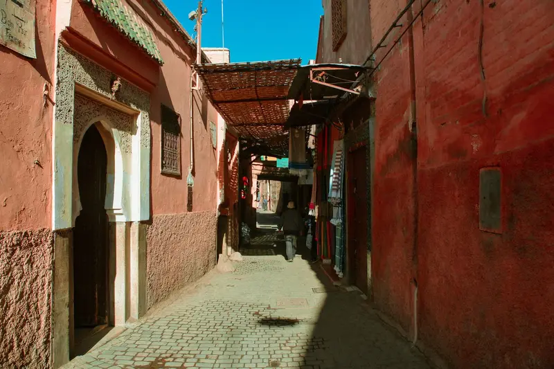 Ruelle de la médina de Marrakech, murs ocre