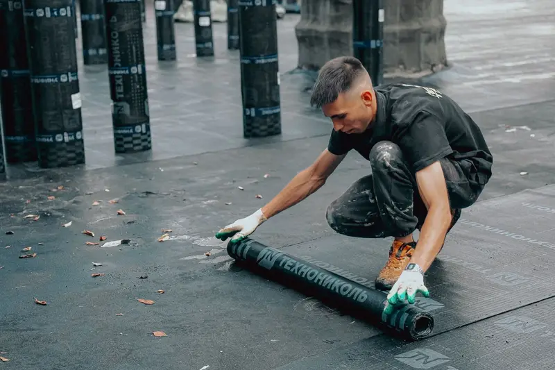 Pose d'une membrane d'étanchéité bitumineuse en rouleau sur une toiture-terrasse