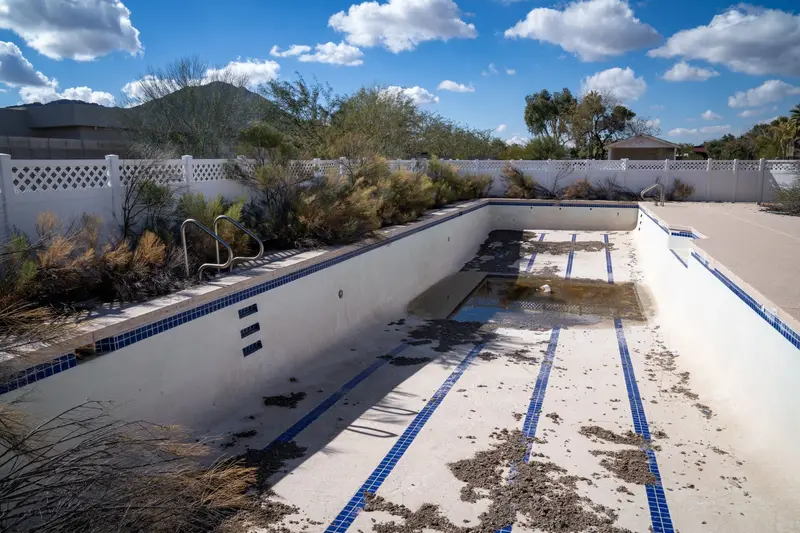 Bassin de piscine vidé avant reprise d'étanchéité