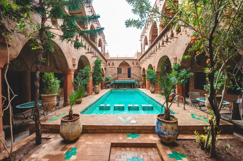 Patio de riad avec bassin, murs ocre et plantes