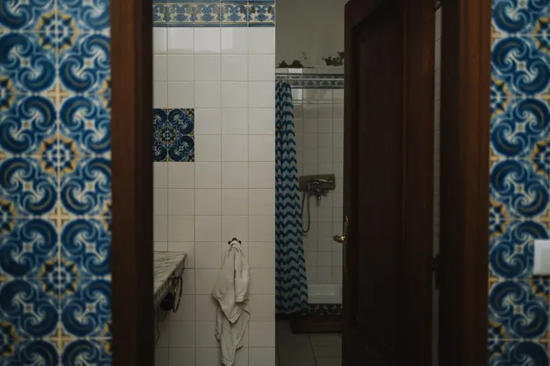 Salle de bain carrelée de zellige bleu