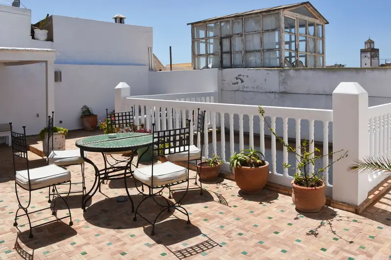 Toit-terrasse carrelé d'une maison marocaine avec son muret d'acrotère